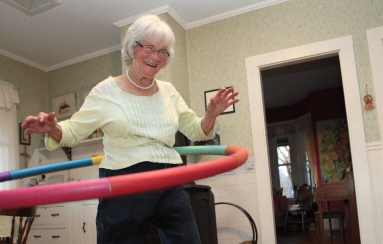 smiling old woman hola hooping